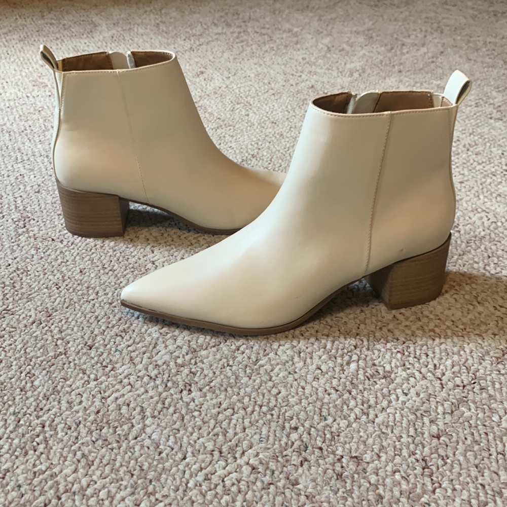Universal Thread ankle booties